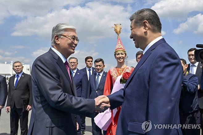 카자흐스탄 도착한 시진핑 중국 국가주석(오른쪽) [EPA 연합뉴스 자료사진. 재배포 및 판매 금지]