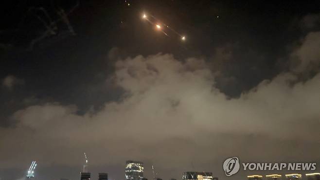 텔아비브로 날아드는 이란제 미사일과 이를 요격하는 이스라엘 미사일들 [로이터 연합뉴스 자료사진. 재판매 및 DB 금지]