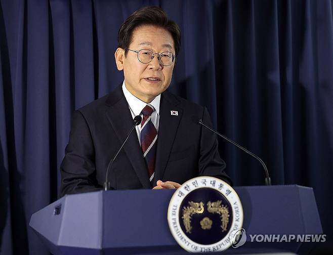 이재명 대통령, G7 순방 기내 기자간담회 (캘거리[캐나다]=연합뉴스) 한상균 기자 = 이재명 대통령이 16일(현지시간) 주요 7개국(G7) 정상회의 참석을 위해 캐나다 앨버타주 캘거리로 향하며 공군 1호기에서 기자간담회를 하고 있다. 2025.6.17 xyz@yna.co.kr