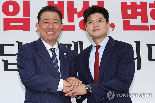 김병기 원내대표와 악수하는 김용태 비대위원장 (서울=연합뉴스) 김주성 기자 = 국민의힘 김용태 비상대책위원장이 17일 서울 여의도 국회 비대위원장실을 예방한 더불어민주당 김병기 당대표 직무대행 겸 원내대표와 면담에 앞서 악수하고 있다. 2025.6.17 utzza@yna.co.kr