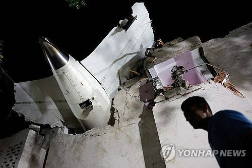 건물에 박힌 사고 여객기 잔해 [로이터 연합뉴스. 재판매 및 DB 금지]