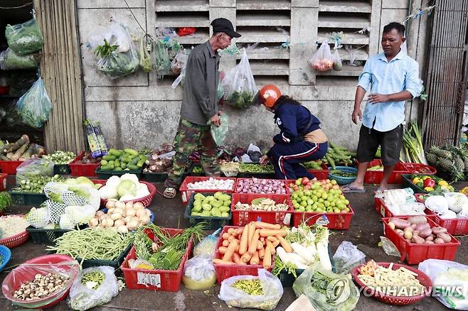 캄보디아 프놈펜 과일 상인 [EPA 연합뉴스 자료사진. 재배포 및 판매 금지]