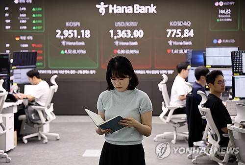 코스피, 장 초반 2,950대 상승 (서울=연합뉴스) 윤동진 기자 = 코스피가 13.27p(0.45%) 오른 2,959.93에 개장한 17일 서울 하나은행 본점 딜링룸에서 딜러들이 업무를 보고 있다. 2025.6.17 mon@yna.co.kr (끝)