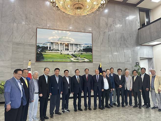 우상호 정무수석, 정대철 헌정회장 예방 [헌정회 제공]