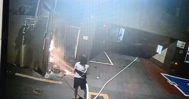 소화전으로 화재 진압하는 여성 [부산 사하소방서 제공. 재판매 및 DB 금지]