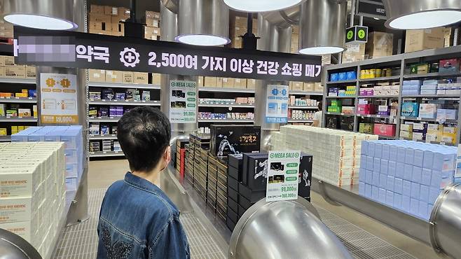 국내 첫 '창고형 약국' 내부 모습   (성남=연합뉴스) 이우성 기자 = 17일 오후 경기도 성남시 수정구 고등동의 한 창고형 약국 내부 모습. 이곳은 '국내 최대 규모 창고형 약국'을 표방하며 이달 11일 문을 열었다. 2025.6.17 gaonnuri@yna.co.kr