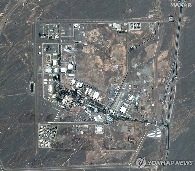 15일(현지시간) 이스라엘 공습 이후의 이란 나탄즈 핵시설 위성사진. [로이터 연합뉴스. 재판매 및 DB 금지]