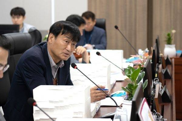 경기도의회 농정해양위원회 회의에서 발언 중인 서광범 의원(국·여주1). 서 의원은 여주시 상거동 ‘반려마루여주’와 관련한 지역 갈등 해소를 위해 상생조례안을 주도적으로 추진해왔다. / 경기도의회 제공