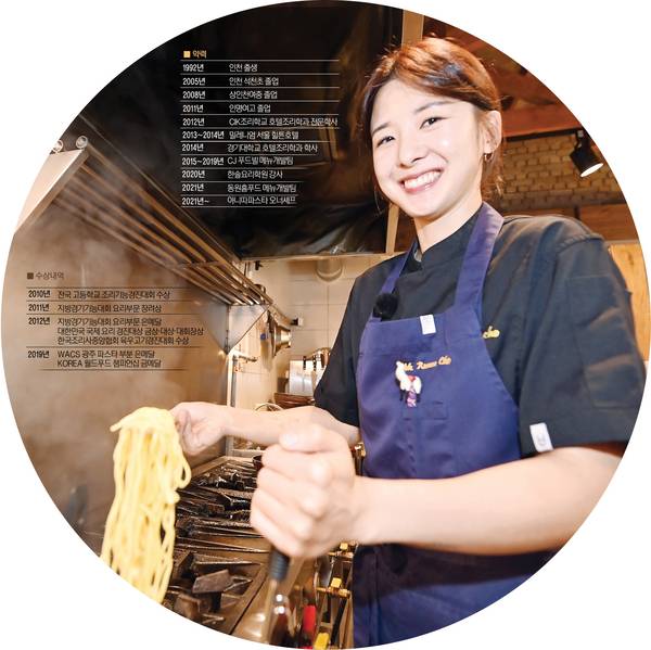 지난 12일 제주 한림읍 ‘아니따 파스타’에서 조아름 셰프가 생면  파스타를 요리하고 있다. 2025.6.12 /김용국기자 yong@kyeongin.com