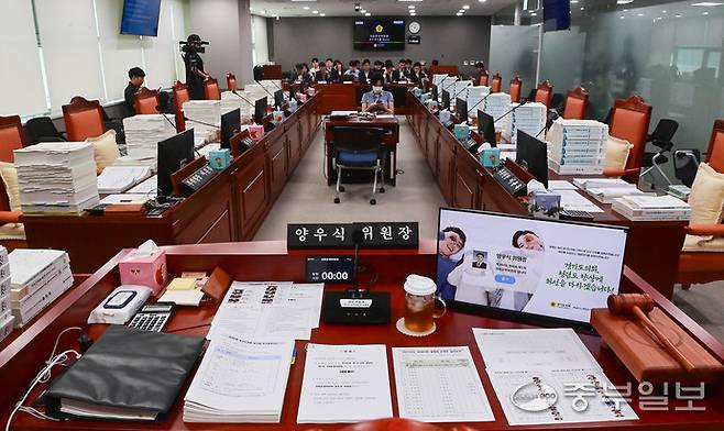 18일 오전 수원시 경기도의회 운영위원회장에서 진행될 예정이던 운영위 회의가 잠정 연기 되며 의원석이 비어 있다. 임채운기자