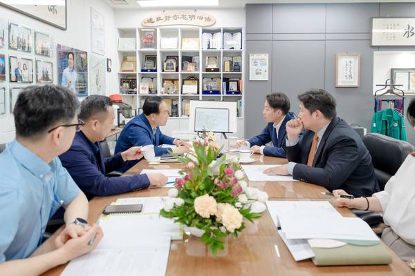 이권재 오산시장과 이준석 국회의원이 동탄2 유통3부지에 추진 중인 초대형 물류센터에 대한 공동대응 방안을 논의하고 있다. [사진=오산시]