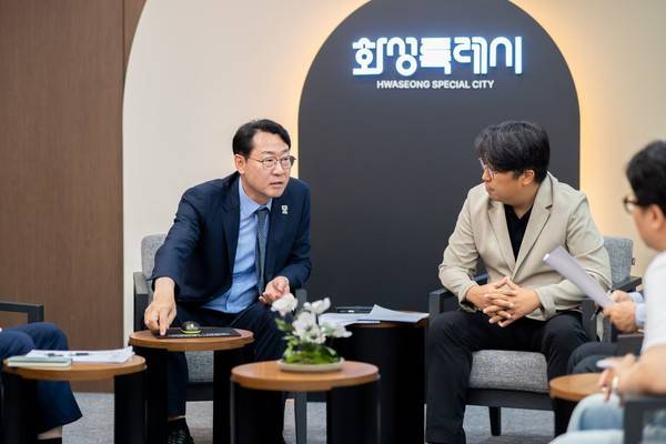 차지호 더불어민주당 국회의원이 17일 정명근 화성시장과 만나 동탄 물류센터 전면 백지화를 촉구하고 있다. [사진=전예슬 오산시의원]