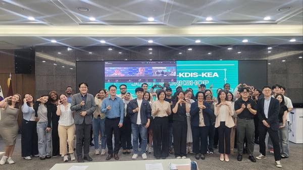 '중소기업과 소상공인의 AI 도입·디지털 전환' 주제 공동 워크숍에서 참석자들이 기념사진을 찍고 있다.