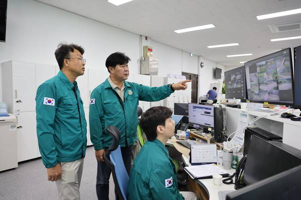 ▲ 김석원(가운데) 청주시 재난안전실 재난대응과장이 18일 오전 직원들과 인명피해 우려 지역을 모니터링하면서 대화를 하고 있다. 사진=송휘헌 기자