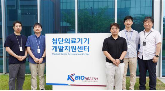 ▲ (왼쪽부터)정하철 선임, 문동준 주임, 김영진 책임, 안진우 선임, 황인환 선임./KBIOHealth 제공