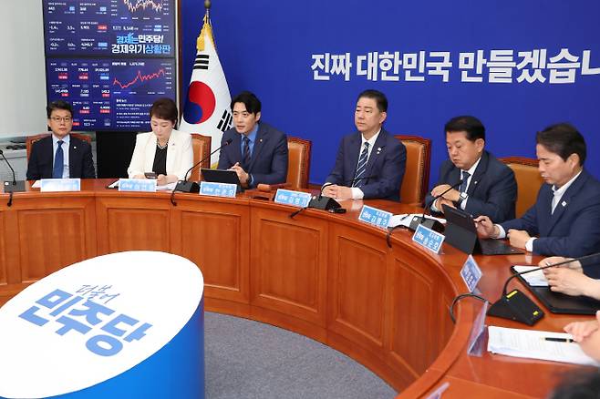 발언하는 한준호 최고위원더불어민주당 한준호 최고위원이 18일 서울 여의도 국회에서 열린 최고위원회의에서 발언하고 있다. /연합뉴스