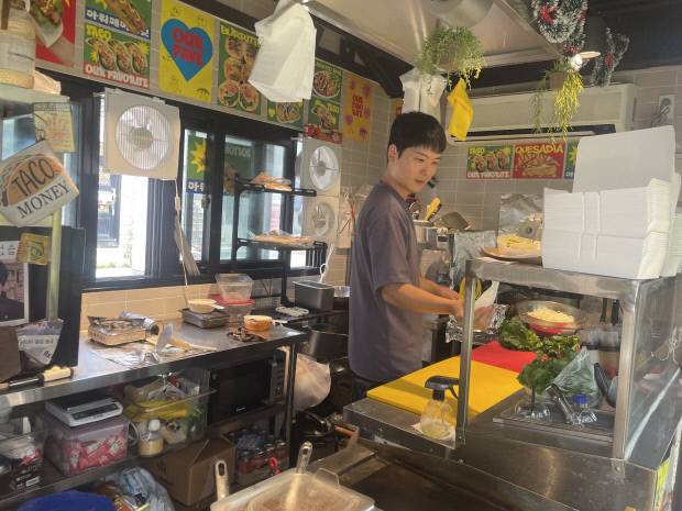 17일 오후 광주시 남구 백운광장스트리트푸드존에서 타코 음식점을 운영하고 있는 김태성씨가 재료를 손질하고 있다.