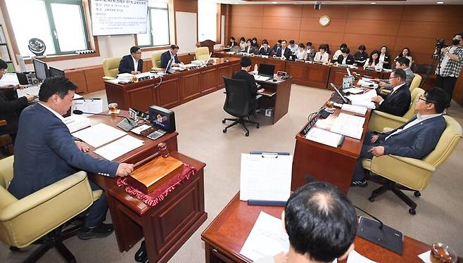 울산역시의회 교육위원회는 18일 시의회 교육위원회 회의실에서 강북·강남교육지원청 및 직속기관 소관 추경안에 대한 예비심사를 벌인 후 계수조정을 실시했다. 울산시의회 제공