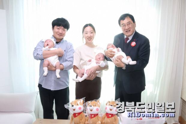 세쌍둥이 가정을 방문해 출산을 축하하고 부모를 격려하는 주낙영 경주시장. 사진=경주시 제공