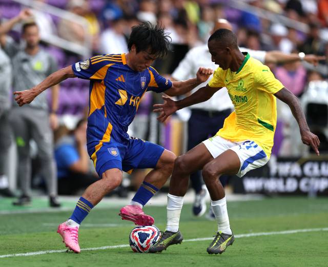 울산 HD의 고승범(왼쪽)이 18일(한국 시간) 미국 플로리다주 올랜도에서 열린 2025 FIFA 클럽 월드컵 마멜로디 선다운스와의 조별리그 F조 1차전에서 상대 선수와 공 다툼을 벌이고 있다. AFP연합뉴스