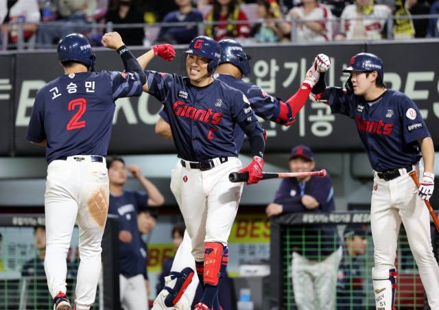 롯데 자이언츠 전준우(왼쪽에서 두 번째)가 지난달 15일 KIA 타이거즈전에서 8회초 레이예스의 홈런 때 홈을 밟은 고승민을 환영하고 있다. 연합뉴스