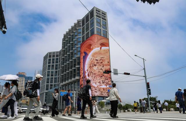 비수도권 최초 옥외광고물 자유표시구역으로 선정된 부산 해운대구의 그랜드조선 부산 호텔 외벽에 설치된 초대형 미디어 전광판 ‘그랜드조선 미디어’가 본격 운영을 앞두고 18일 시범 운영되고 있다. 김종진 기자 kjj1761@