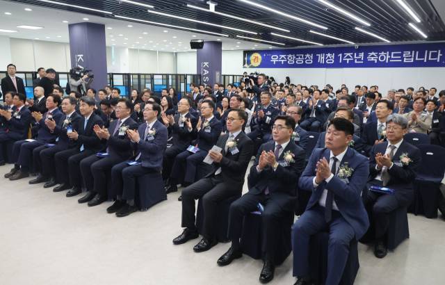 지난달 27일 정부 관계자들이 모인 가운데 경남 사천시 우주항공청에서 제1회 우주항공의 날 기념식이 열리고 있다. 우주항공청 개청을 기념해 제정한 이날 첫 기념식은 경기도에서 치러질 예정이었으나 경남의 여론이 악화되자 급히 개최지를 사천으로 바꾸는 등 소동을 겪었다. 연합뉴스