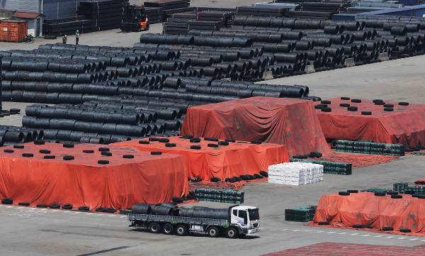 도널드 트럼프 대통령이 미국으로 수입되는 외국산 철강·알루미늄 제품에 대해 인상하기로 한 50% 관세가 발효된 4일 경기도 평택항에 철강 제품이 쌓여 있다. 트럼프 대통령은 전날 외국산 철강·알루미늄 제품에 대한 관세율을 25%에서 50%로 인상하는 포고문에 서명했다. 이 관세는 포고문에 적시된 대로 미국 동부 시간 이날 0시1분(한국시간 4일 오후 1시1분)을 기해 발효됐다.연합