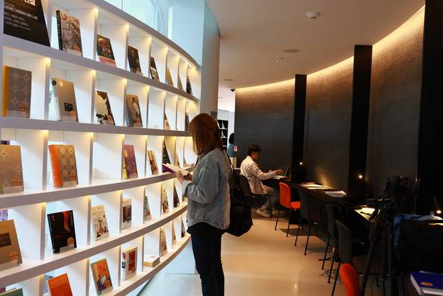 독서를 즐길 수 있는 '지관서가' 문화공간 모습. 울진군 제공