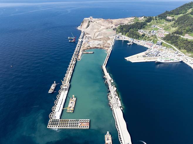 경북 울릉도 사동항 해상에 건설중인 울릉공항 모습. 오는 2028년 개항을 목표로 길이 1.2㎞활주로를 건설하며 현재 공정률 63%를 나타내고 있다.<울릉군 제공>