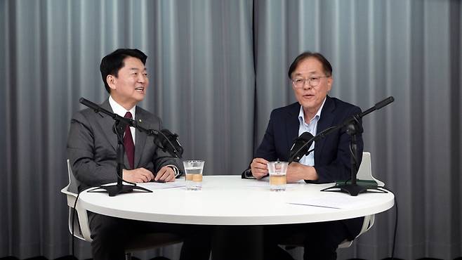 18일 영남일보 스튜디오에서 진행된 '박재일의 직설사설'에서 국민의힘 안철수 의원과 박재일 영남일보 논설실장이 대담을 나누고 있다. 이형일기자 hilee@yeongnam.com