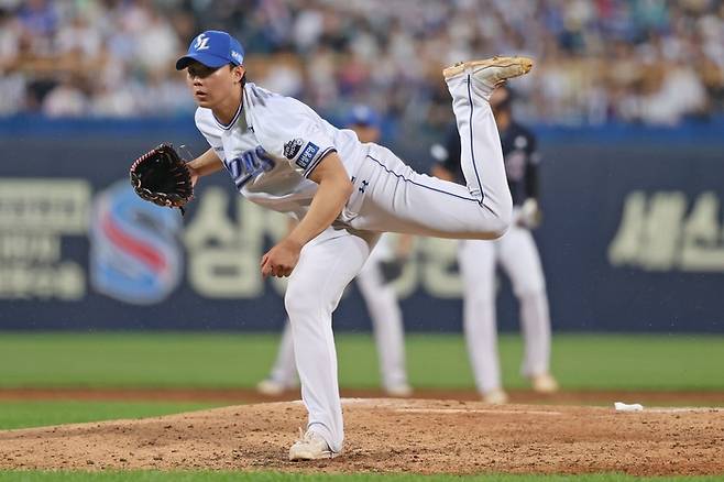 18일 오후 6시30분 대구 삼성라이온즈파크에서 열린 '2025 신한 SOL 뱅크 KBO리그' 삼성 라이온즈와 두산 베어스 경기에서 배찬승이 마운드에 올라왔다. <삼성 라이온즈 제공>