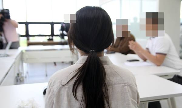학생으로부터 성추행과 폭력을 당해 극심한 고통을 호소한 제주지역 고등학교 교사 A씨(뒷모습) ⓒ제주의소리