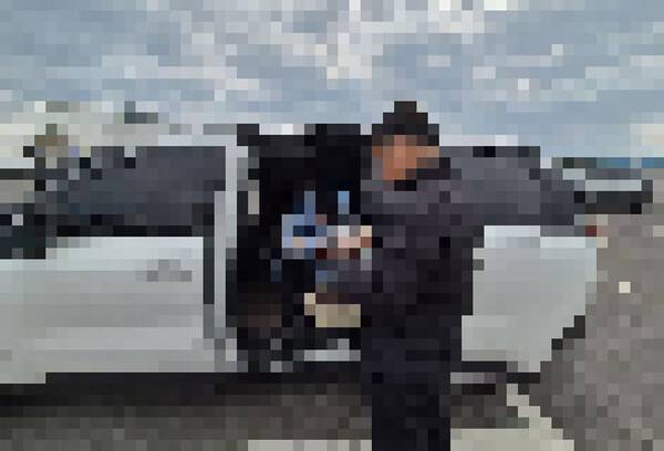 제주자치경찰이 불법 유상운송 행위자를 적발하고 있다. 사진=제주자치경찰단