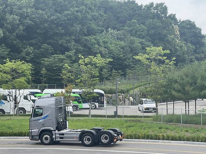 더 뉴 엑시언트가 충남 천안 현대차 글로벌 러닝 센터 내 트랙에서 주행하고 있다. 사진=이상진