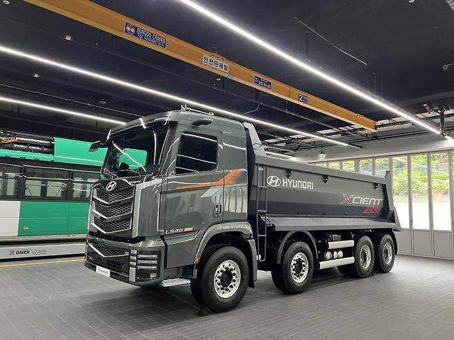 현장에는 트랙터 모델 외에도 더 뉴 엑시언트 덤프 모델도 전시됐다. 사진=이상진