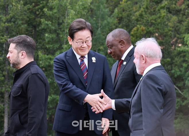 이재명 대통령이 17일(현지 시간) 캐나다 앨버타주 카나나스키스 주요 7개국(G7) 정상회의장에서 G7 및 초청국 정상과 단체사진 촬영을 마치고 루이스 이나시우 룰라 디 시우바 브라질 대통령과 악수하고 있다.(사진=뉴시스)