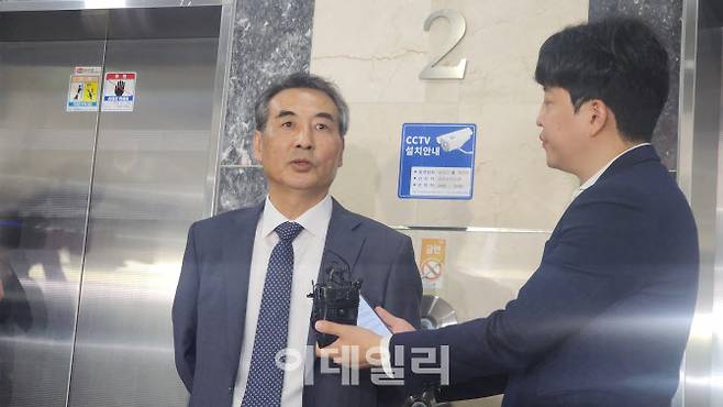 민중기 특별검사가 17일 서울 서초구 법무법인 이작 사무실 앞에서 기자들의 질의에 답변하고 있다. (사진=백주아 기자)