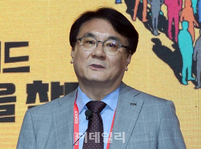 이우영 한국산업인력공단 이사장이 18일 서울 중구 신라호텔에서 ‘뒤집힌 인구 피라미드…축의 전환, 길을 찾다’를 주제로 열린 제16회 이데일리 전략포럼에서 발표하고 있다. (사진=방인권 기자)