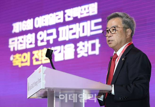 18일 서울 중구 서울신라호텔에서 ‘뒤집힌 인구 피라미드…축의 전환, 길을 찾다’를 주제로 제16회 이데일리 전략포럼이 개최됐다. 나카자와 도시카쓰 일본 전국유료노인홈협회 이사장이 ‘초고령사회 어디서, 어떻게 살 것인가’를 주제로 발표하고 있다.(사진=노진환 기자)