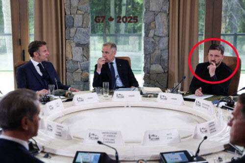 전날 트럼프 대통령이 앉았던 의장국 캐나다의 마크 카니 총리 옆자리엔 젤렌스키 대통령이 앉았다.(사진=AFP)