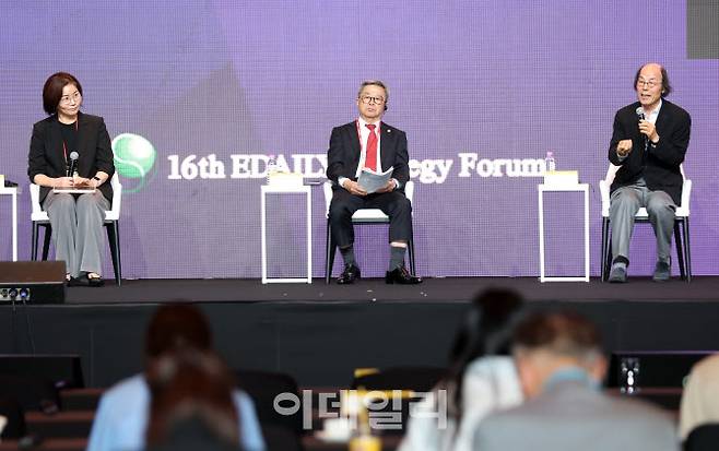 18일 서울 중구 서울신라호텔에서 ‘뒤집힌 인구 피라미드...축의 전환, 길을 찾다’를 주제로 제16회 이데일리 전략포럼이 개최됐다. 최희정(왼쪽부터) 웰에이징연구소 대표의 사회로 나카자와 도시카쓰 전국유료노인홈협회 이사장, 강병근 서울시 총괄건축가가 ‘초고령사회 어디서, 어떻게 살 것인가’를 주제로 의견을 나누고 있다.(사진=노진환 기자)