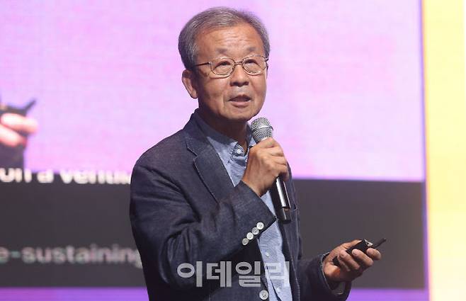 원혜영 웰다잉문화운동 공동대표가 18일 서울 중구 신라호텔에서 ‘뒤집힌 인구 피라미드 축의 전환 길을 찾다’를 주제로 열린 제16회 이데일리 전략포럼 특별세션에서 발표하고 있다.(사진=이데일리 이영훈 기자)