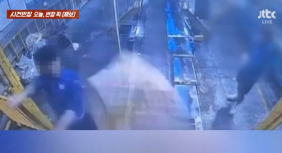 택배를 집어 던지는 남성의 모습. 〈사진=JTBC '사건반장'〉