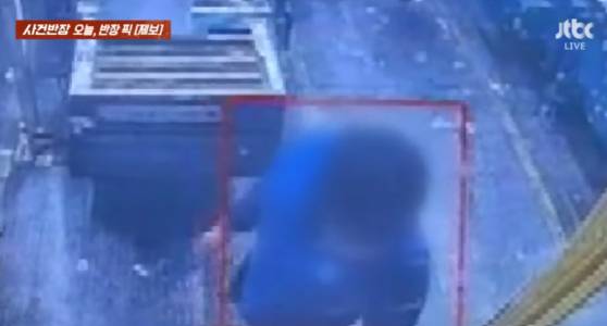 또 다른 남성이 적재한 택배 쪽으로 침을 뱉고 있다. 〈사진=JTBC '사건반장'〉