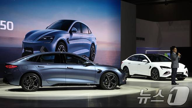 3일 경기도 고양시 킨텍스에서 열린 2025 서울모빌리티쇼에서 BYD 씰이 공개되고 있다. 2025.4.3/뉴스1 ⓒ News1 김명섭 기자