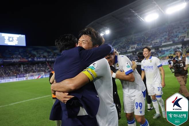 수원전 승리 후 기뻐하는 이명주(가운데)(한국프로축구연맹 제공)