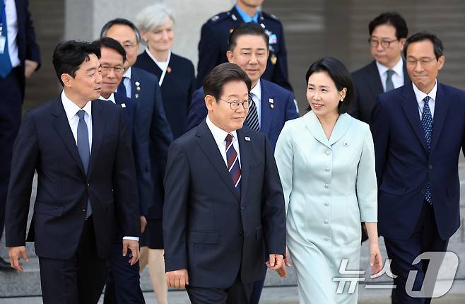 이재명 대통령과 부인 김혜경 여사가 캐나다에서 열리는 주요 7개국(G7) 정상회의 참석을 위해 16일 오후 경기도 성남 서울공항을 통해 출국하며 강훈식 대통령 비서실장, 우상호 정무수석, 김병기 더불어민주당 원내대표 등의 환송을 받고 있다. 2025.6.16/뉴스1 ⓒ News1 박정호 기자
