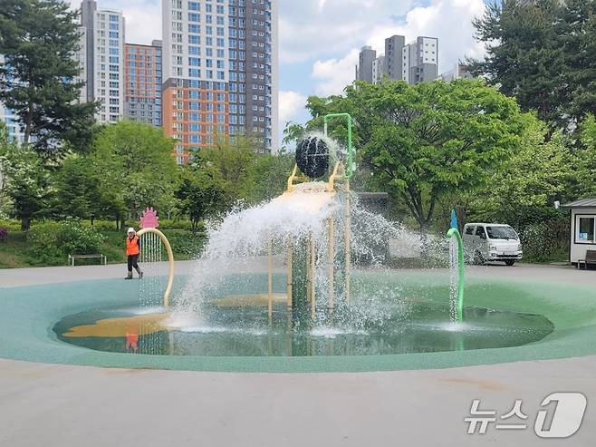 춘천 우두근린공원 물놀이형 수경시설 시범운행 모습.(춘천시 제공, 재판매 및 DB금지)