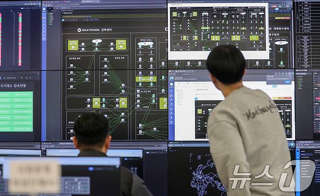 국내 최초 대체거래소인 '넥스트레이드(NXT)' 출범을 하루 앞둔 3월3일 서울 여의도 넥스트레이드 사무실에서 직원들이 업무를 보고 있다. 2025.3.3/뉴스1 ⓒ News1 김성진 기자